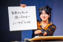 「会場の皆さんと記念撮影。アイドル『では、皆さん〇〇のポーズでお願いします』」というお題に答える小島はな（AMEFURASSHI）。