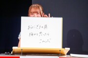 「会場の皆さんと記念撮影。アイドル『では、皆さん〇〇のポーズでお願いします』」というお題に答える希山愛（ばってん少女隊）。