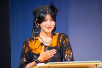 「会場の皆さんと記念撮影。アイドル『では、皆さん〇〇のポーズでお願いします』」というお題に答える小島はな（AMEFURASSHI）。