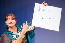 「客席の最前列に自分のお母さんを発見！ お母さんがカンペで必死に伝えようとしてきたこととは？」というお題に答える里仲菜月（Task have Fun）。