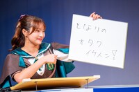 「客席の最前列に自分のお母さんを発見！ お母さんがカンペで必死に伝えようとしてきたこととは？」というお題に答える里仲菜月（Task have Fun）。