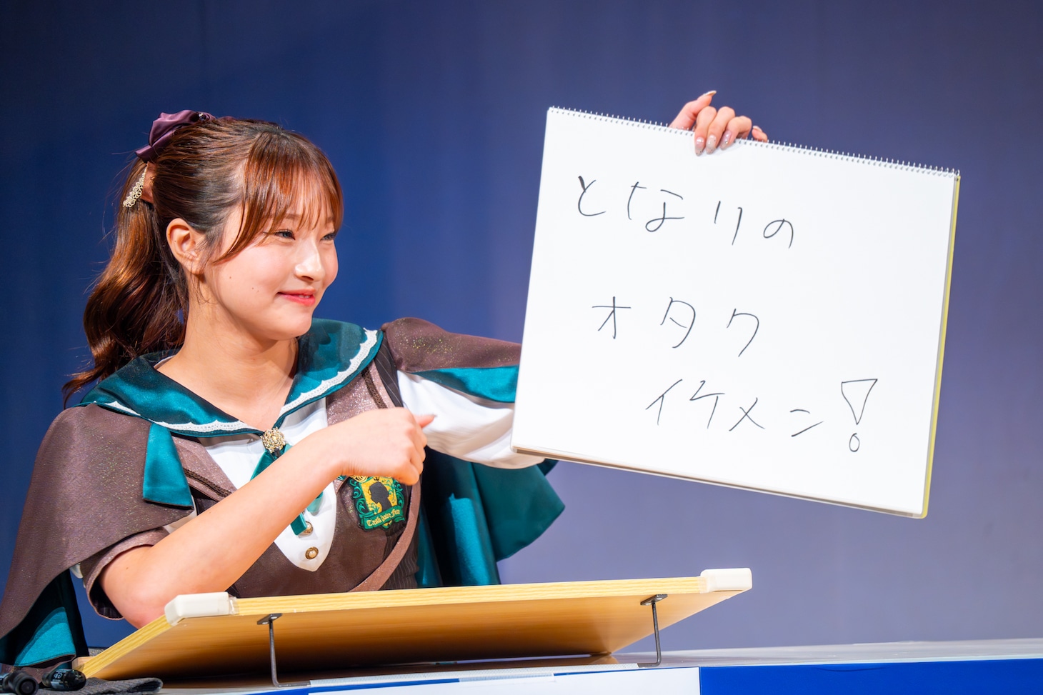 「客席の最前列に自分のお母さんを発見！ お母さんがカンペで必死に伝えようとしてきたこととは？」というお題に答える里仲菜月（Task have Fun）。