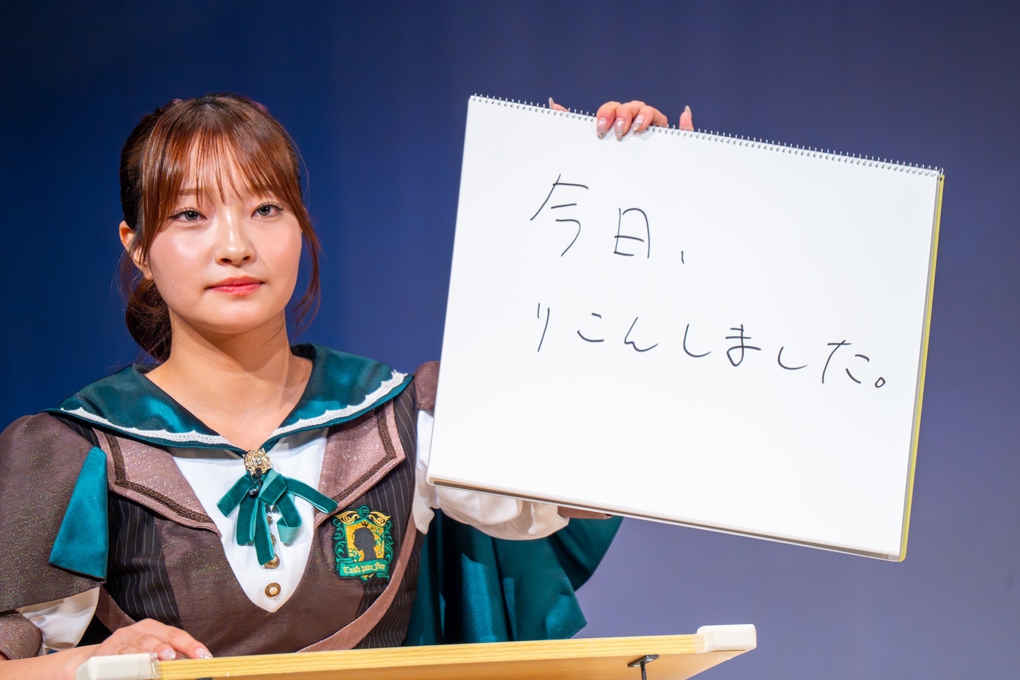 「客席の最前列に自分のお母さんを発見！ お母さんがカンペで必死に伝えようとしてきたこととは？」というお題に答える里仲菜月（Task have Fun）。