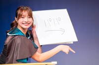 「客席の最前列に自分のお母さんを発見！ お母さんがカンペで必死に伝えようとしてきたこととは？」というお題に答える里仲菜月（Task have Fun）。