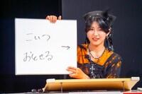 「客席の最前列に自分のお母さんを発見！ お母さんがカンペで必死に伝えようとしてきたこととは？」というお題に答える小島はな（AMEFURASSHI）。