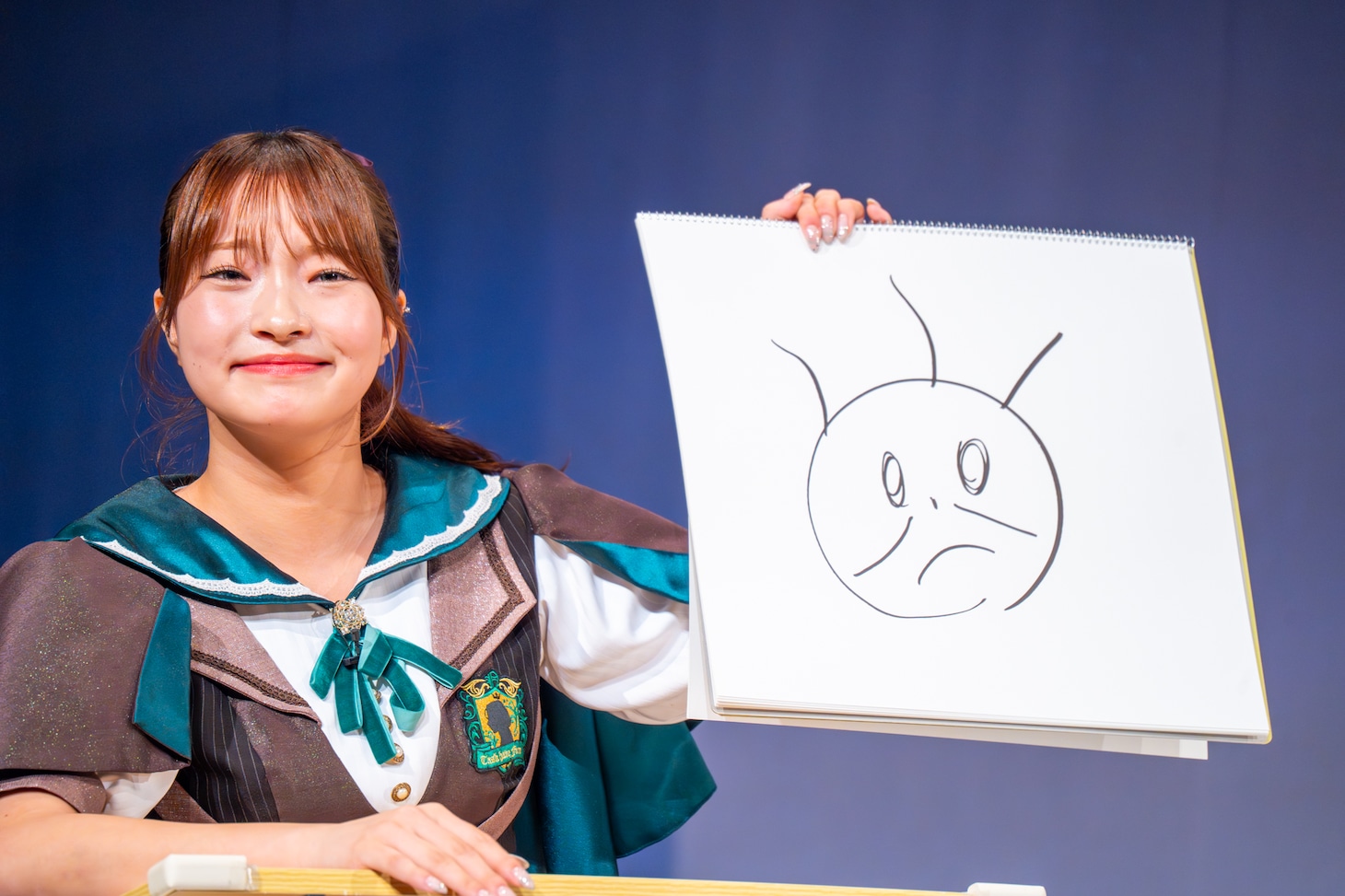 「客席の最前列に自分のお母さんを発見！ お母さんがカンペで必死に伝えようとしてきたこととは？」というお題に答える里仲菜月（Task have Fun）。