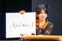 「客席の最前列に自分のお母さんを発見！ お母さんがカンペで必死に伝えようとしてきたこととは？」というお題に答える小島はな（AMEFURASSHI）。