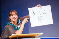 「客席の最前列に自分のお母さんを発見！ お母さんがカンペで必死に伝えようとしてきたこととは？」というお題に答える里仲菜月（Task have Fun）。