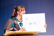 「このバンドと対バンした時の思い出を教えてください」というお題に答える里仲菜月（Task have Fun）。