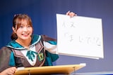 「このバンドと対バンした時の思い出を教えてください」というお題に答える里仲菜月（Task have Fun）。