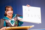 「このバンドと対バンした時の思い出を教えてください」というお題に答える里仲菜月（Task have Fun）。