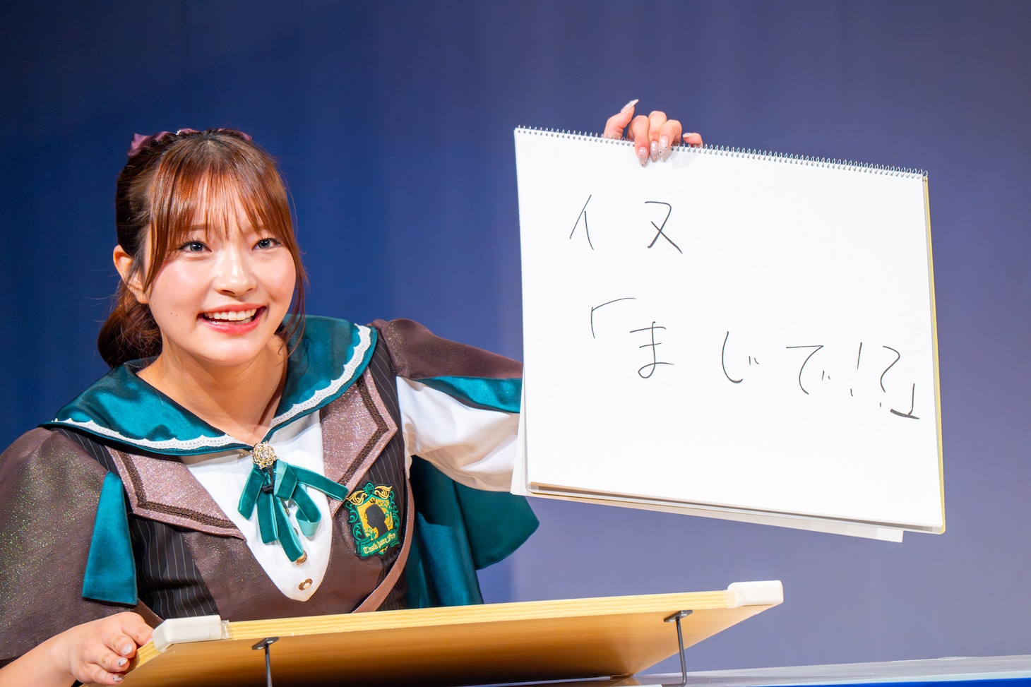 「このバンドと対バンした時の思い出を教えてください」というお題に答える里仲菜月（Task have Fun）。