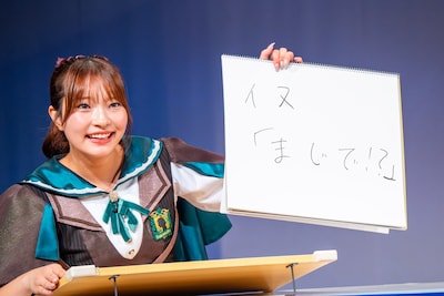 「このバンドと対バンした時の思い出を教えてください」というお題に答える里仲菜月（Task have Fun）。