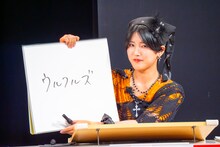 「このバンドと対バンした時の思い出を教えてください」というお題に答える小島はな（AMEFURASSHI）。