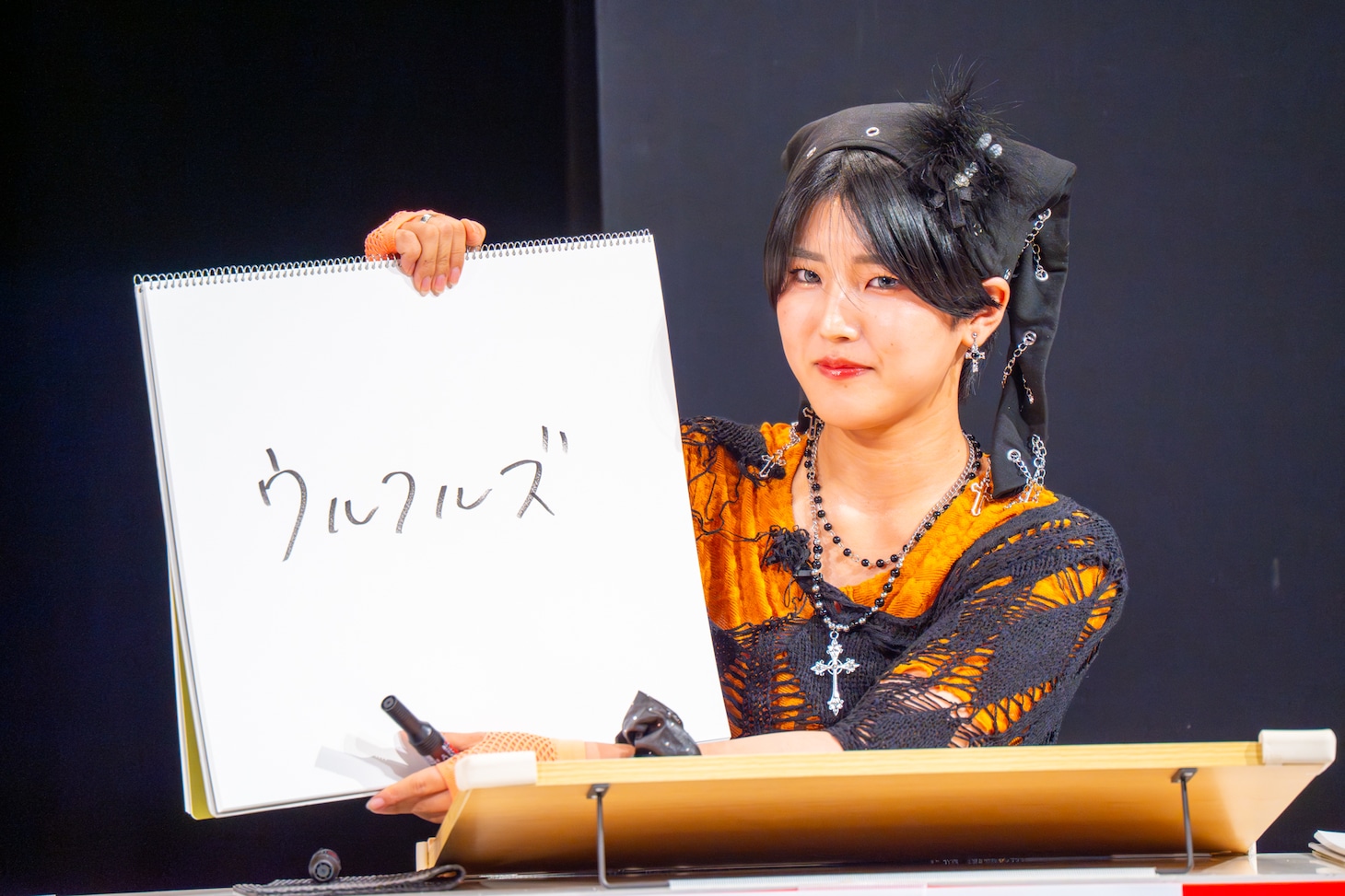 「このバンドと対バンした時の思い出を教えてください」というお題に答える小島はな（AMEFURASSHI）。