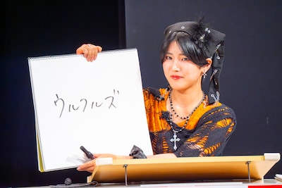 「このバンドと対バンした時の思い出を教えてください」というお題に答える小島はな（AMEFURASSHI）。