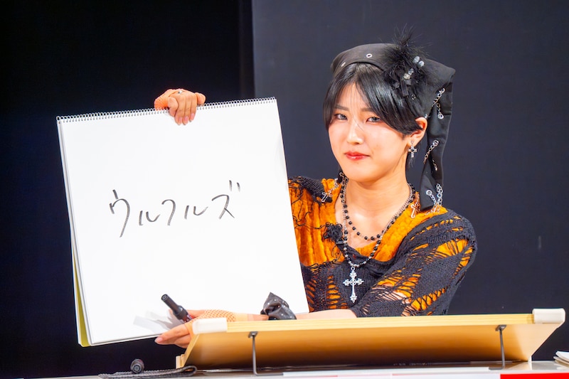 「このバンドと対バンした時の思い出を教えてください」というお題に答える小島はな（AMEFURASSHI）。