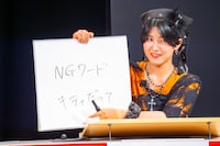 「このバンドと対バンした時の思い出を教えてください」というお題に答える小島はな（AMEFURASSHI）。