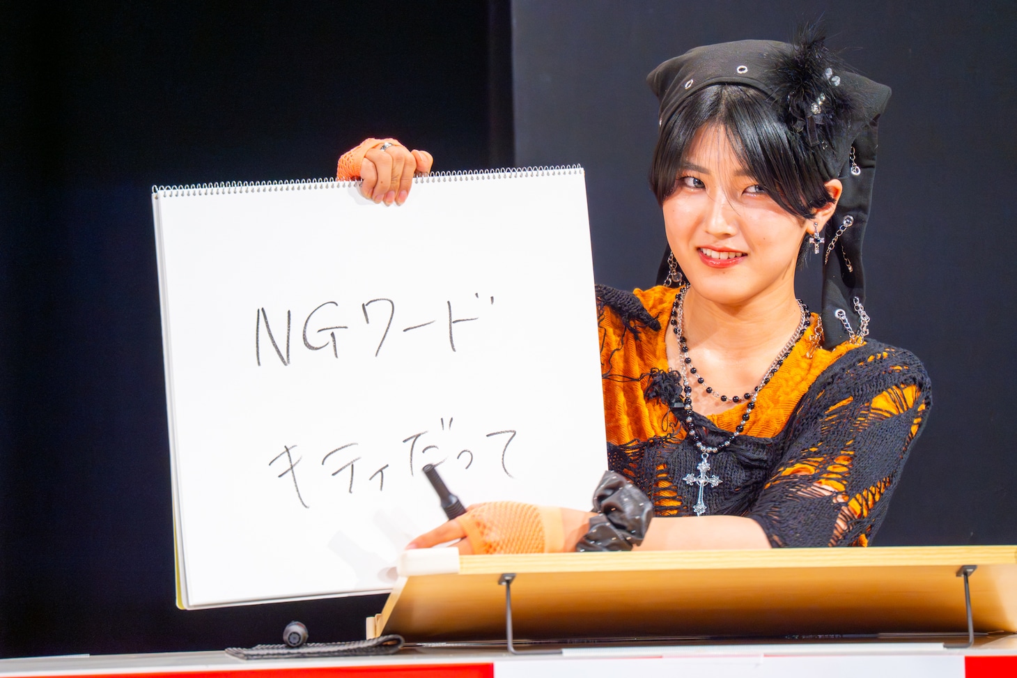 「このバンドと対バンした時の思い出を教えてください」というお題に答える小島はな（AMEFURASSHI）。