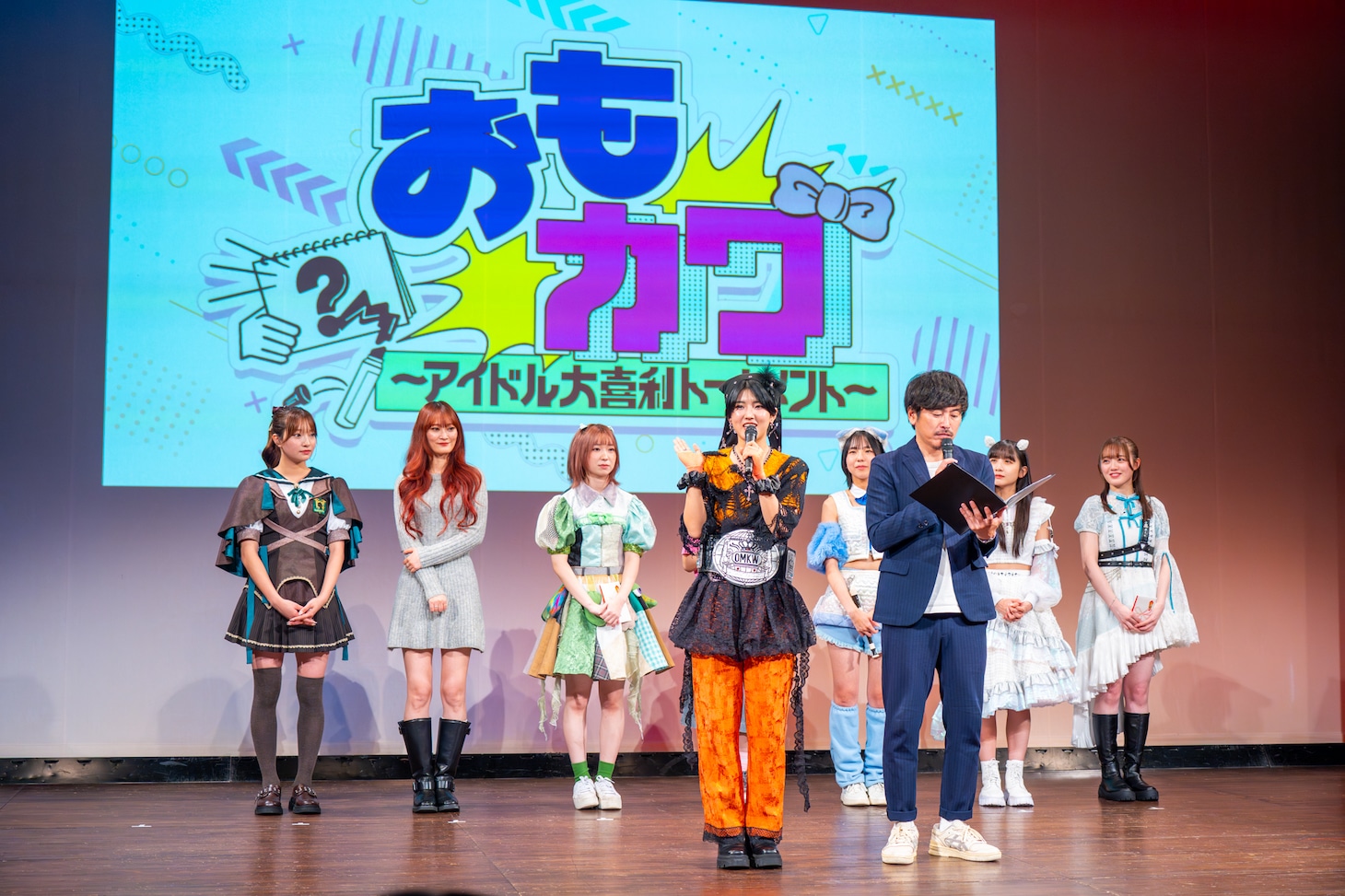 王者に輝いた小島はな（AMEFURASSHI）と出演者たち。