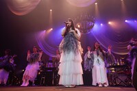 DAOKO×米津玄師「打上花火」を歌う仲村悠菜と椅子に腰掛けて踊るえびちゅうメンバー。