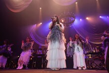 DAOKO×米津玄師「打上花火」を歌う仲村悠菜と椅子に腰掛けて踊るえびちゅうメンバー。