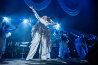 いきものがかり「ブルーバード」を熱唱する安本彩花。