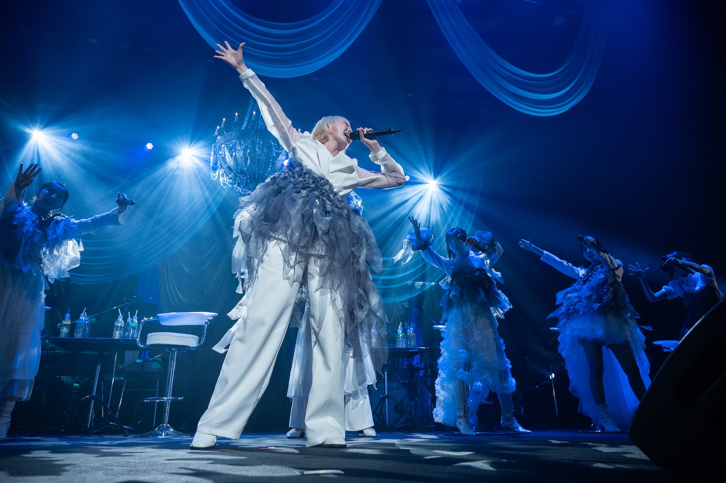 いきものがかり「ブルーバード」を熱唱する安本彩花。