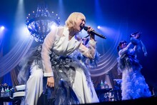 いきものがかり「ブルーバード」を熱唱する安本彩花。