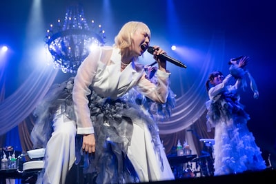 いきものがかり「ブルーバード」を熱唱する安本彩花。