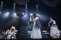 安本彩花（左）のカッコいいパフォーマンスにテンションが上がる風見和香（中央）と桜井えま（右）。