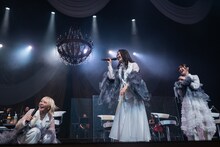 安本彩花（左）のカッコいいパフォーマンスにテンションが上がる風見和香（中央）と桜井えま（右）。