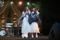 肩を並べて歌う風見和香（左）と真山りか（右）。