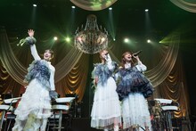 左から桜井えま、中山莉子、真山りか。