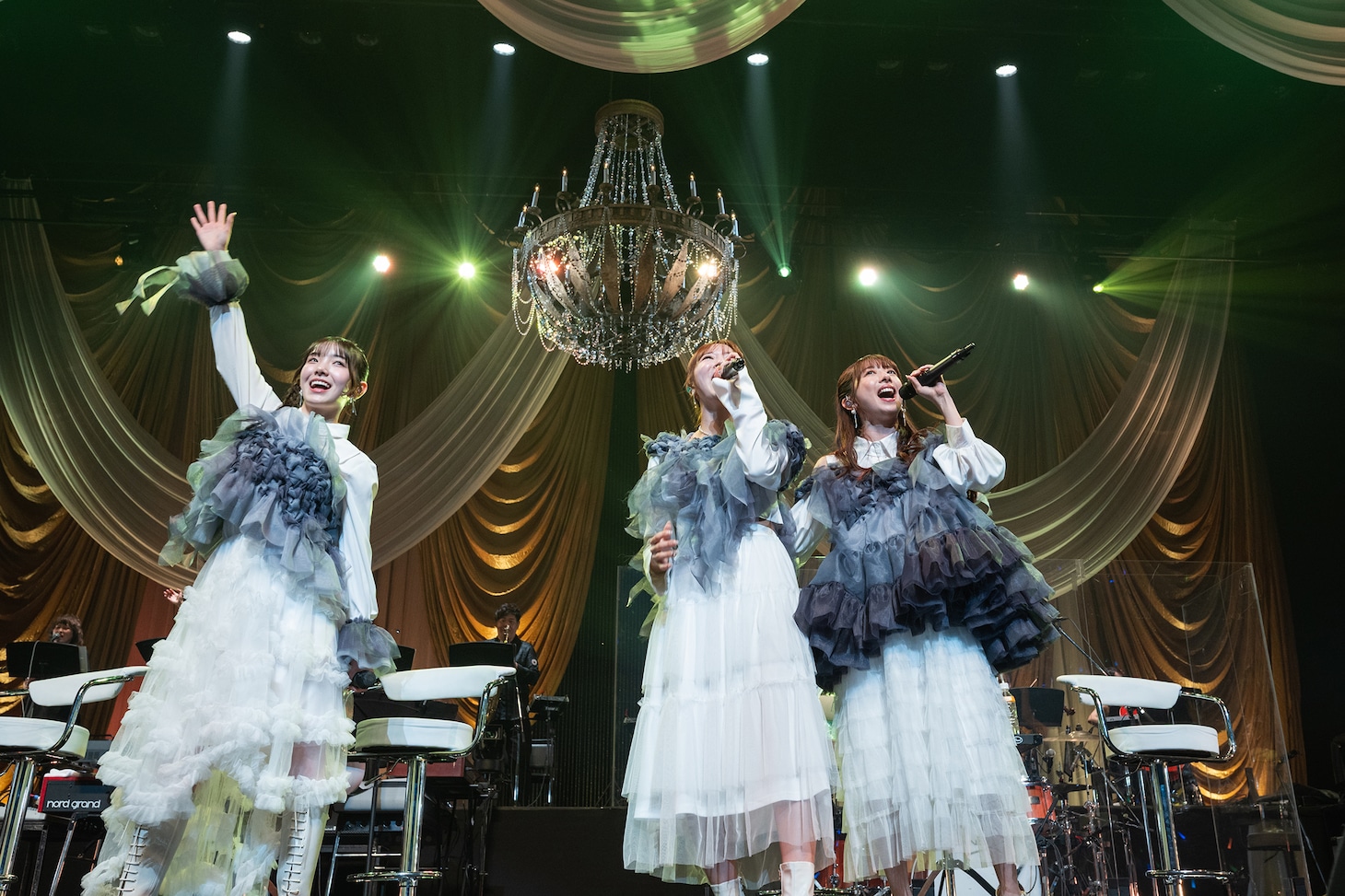 左から桜井えま、中山莉子、真山りか。