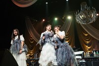 じゃれる桜井えま（中央）、小久保柚乃（右）とニコニコする仲村悠菜（左）。