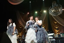 じゃれる桜井えま（中央）、小久保柚乃（右）とニコニコする仲村悠菜（左）。