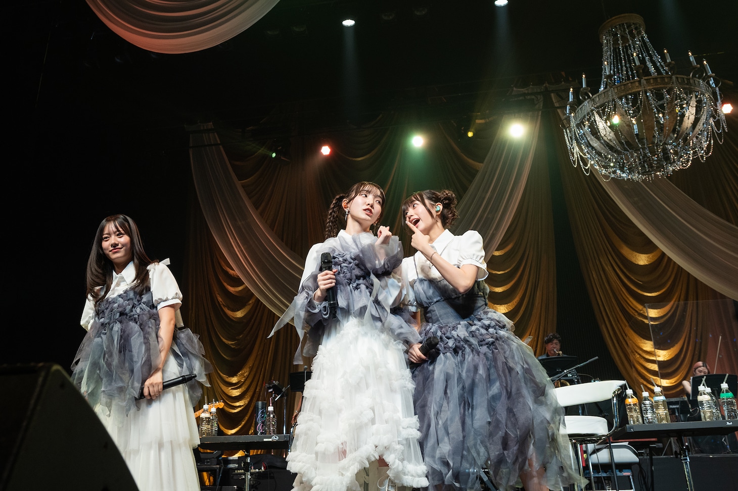 じゃれる桜井えま（中央）、小久保柚乃（右）とニコニコする仲村悠菜（左）。