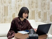 「TOMOOのMV品評会～2nd Album『DEAR MYSTERIES』編～」より、MVを鑑賞するTOMOO。