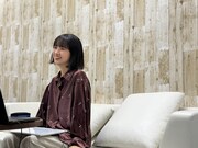 「TOMOOのMV品評会～2nd Album『DEAR MYSTERIES』編～」より、番組収録中のTOMOO。