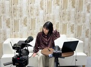 「TOMOOのMV品評会～2nd Album『DEAR MYSTERIES』編～」より、番組収録中のTOMOO。