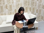 「TOMOOのMV品評会～2nd Album『DEAR MYSTERIES』編～」より、番組収録中のTOMOO。