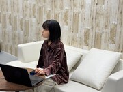 「TOMOOのMV品評会～2nd Album『DEAR MYSTERIES』編～」より、番組収録中のTOMOO。