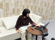 「TOMOOのMV品評会～2nd Album『DEAR MYSTERIES』編～」より、番組収録中のTOMOO。