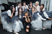 開演直前、えみこ先生を囲む私立恵比寿中学。