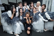 開演直前、えみこ先生を囲む私立恵比寿中学。