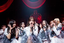 バンド演奏に乗せて「自由へ道連れ」を歌うえびちゅう。