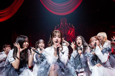 バンド演奏に乗せて「自由へ道連れ」を歌うえびちゅう。