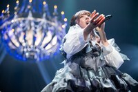 RUIのバラード「月のしずく」を歌い上げる真山りか。