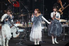 左から桜井えま、中山莉子、小久保柚乃。